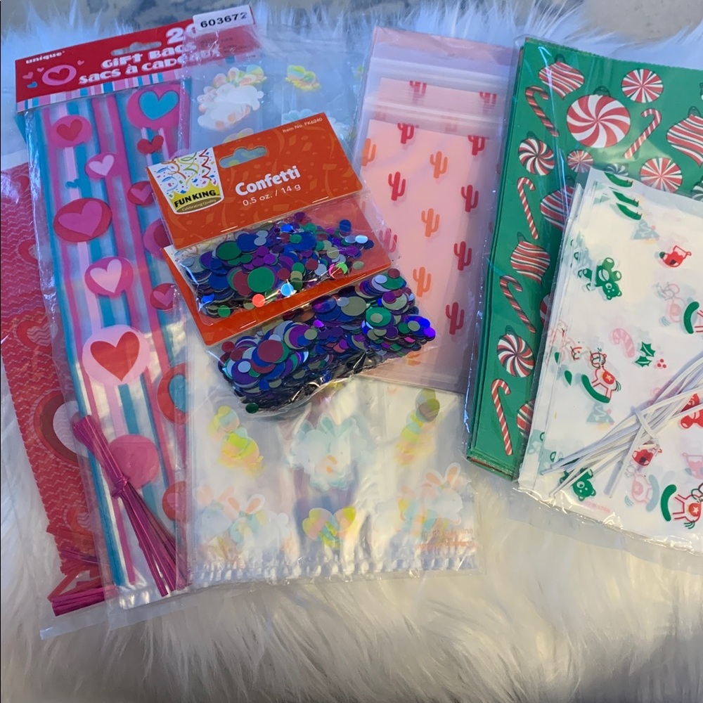 Gift Candy Bags and Confetti Bundle - Random Holidays
